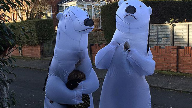 Las conmovedoras fotos de abuelitos se disfrazan de osos polares para poder abrazar a sus nietos se volvieron virales y enternecieron al internet