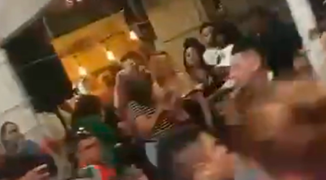 Personas son captadas en chelería de Tepito con música en vivo