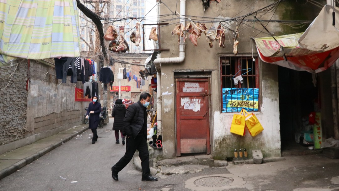 Personas con cubrebocas en Wuhan, China