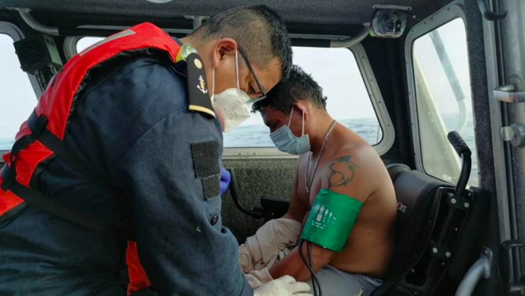 Pescador, rescatado tras naufragar en aguas internacionales, se reúne con sus familiares