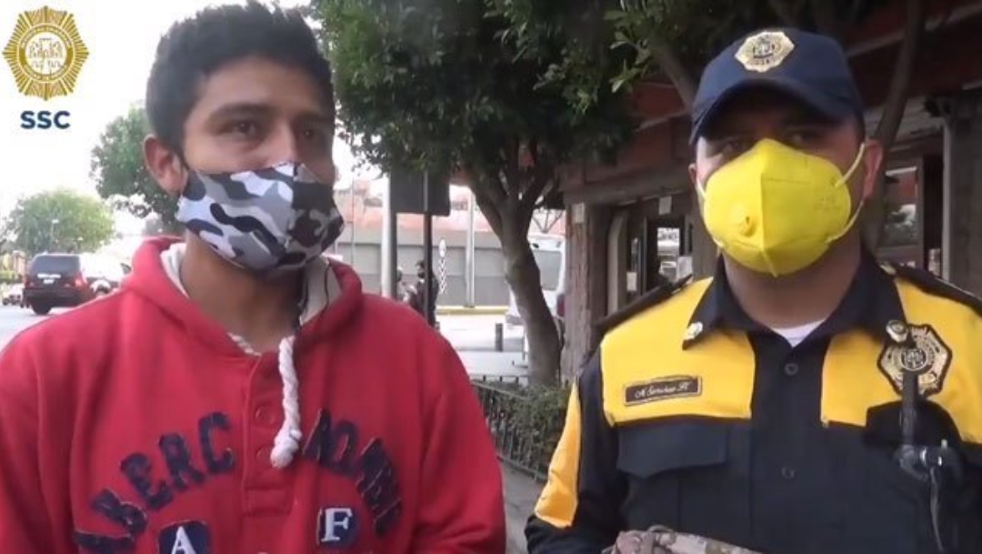 policia mochila dueño 30 mil pesos cdmx