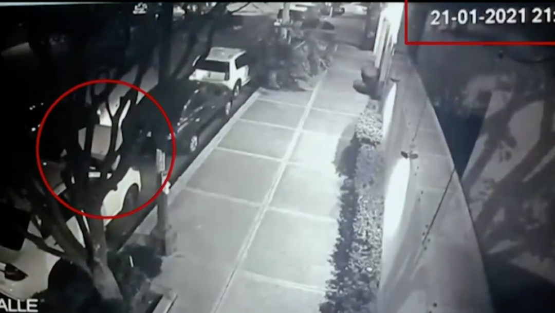 Video: Nuevas imágenes revelan que policías no robaron computadora de un auto en la Del Valle