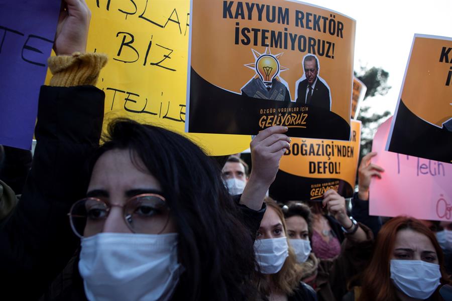 Dispersan-a-estudiantes-con-gas-lacrimógeno-en-Turquía