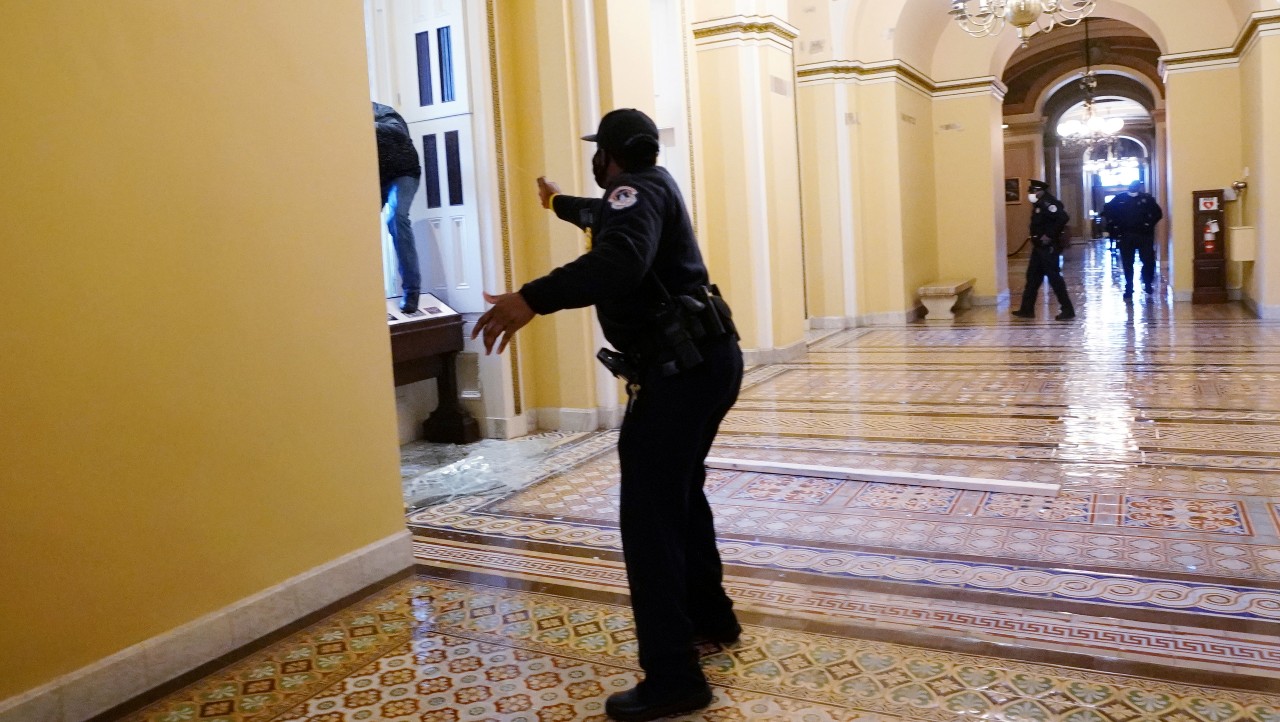 Washington ordena toque de queda luego de que manifestantes intentaron entrar al Capitolio