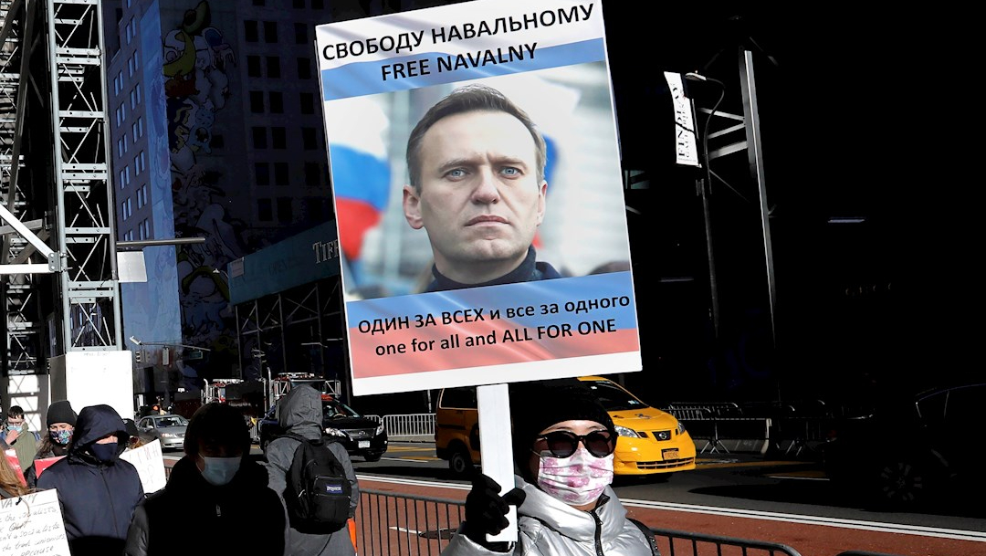 Manifestantes marchan en Nueva York pidiendo la liberación del líder opositor ruso Alexei Navalni.