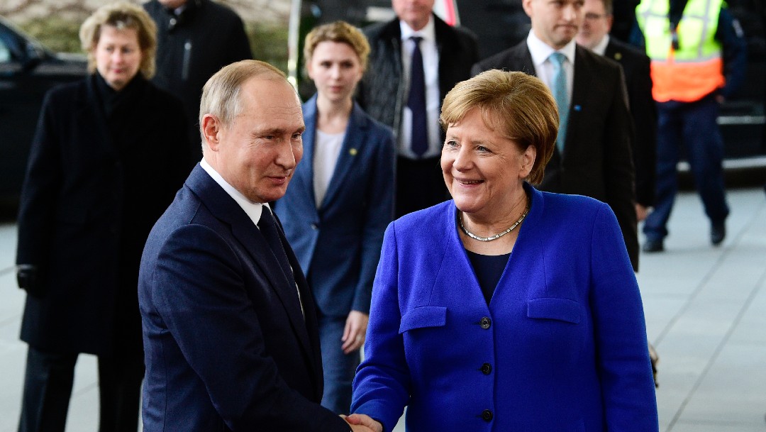 Putin y Merkel debaten posibilidad de producción conjunta de vacuna contra COVID