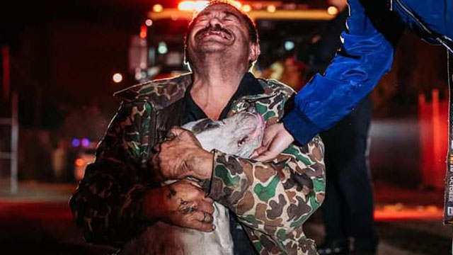 Don Mario Méndez perdió su casa en un incendio en Mexicali, pero lo fundamental para él era rescatar a su perrito