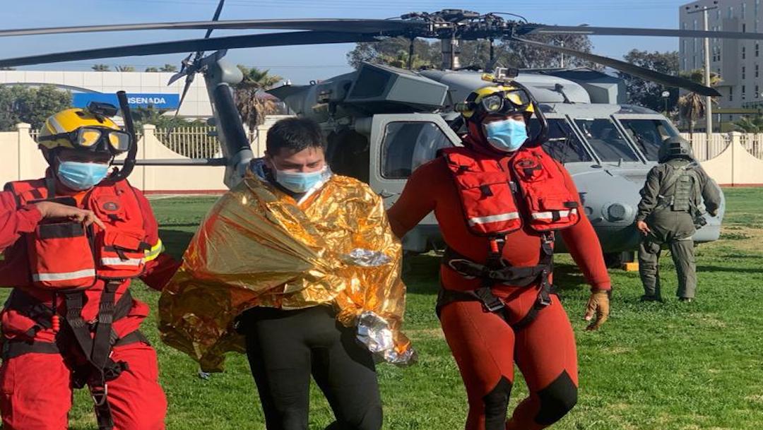 Surfista es rescatado por elementos de la Marina en Ensenada, BC