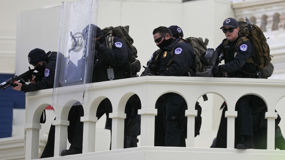 Suspenden a varios policías del Capitolio de EEUU mientras investigan asalto