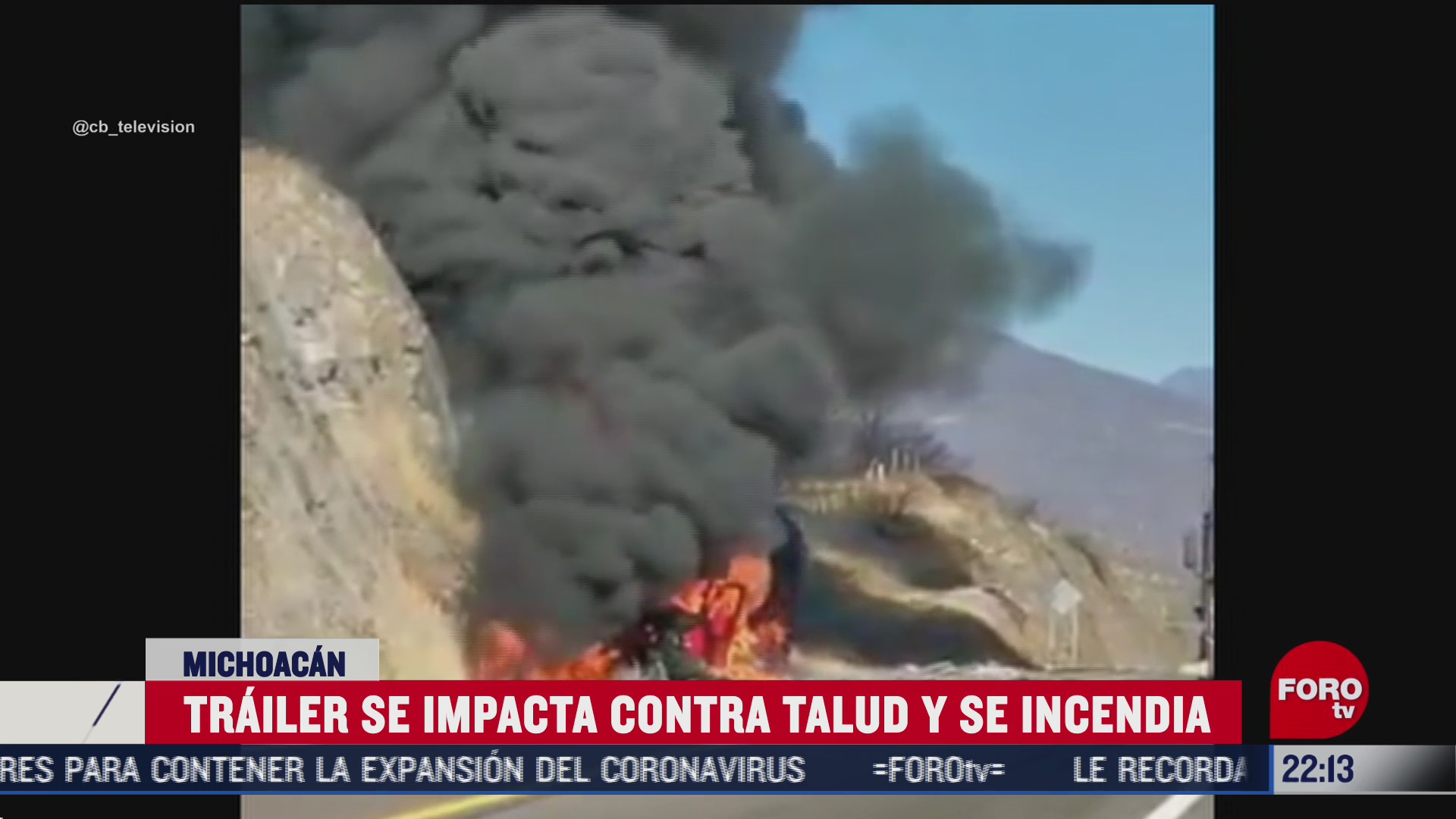 trailer se incendia tras chocar en carretera en michoacan