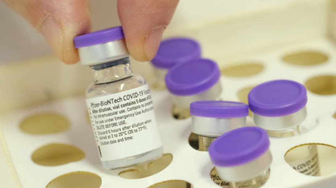 Unión Europea busca ayudar a BioNTech para aumentar producción de vacunas contra COVID-19