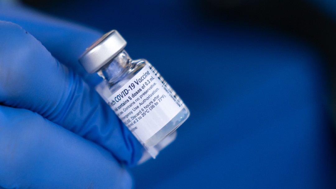 Unión Europea presiona a farmacéuticas por retrasos de vacunas contra COVID-19