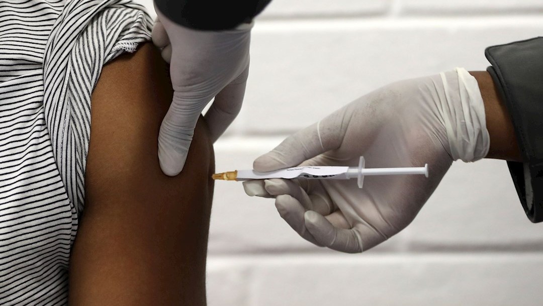 Las vacunaciones contra la COVID-19 ya han comenzado en la mitad de los países desarrollados