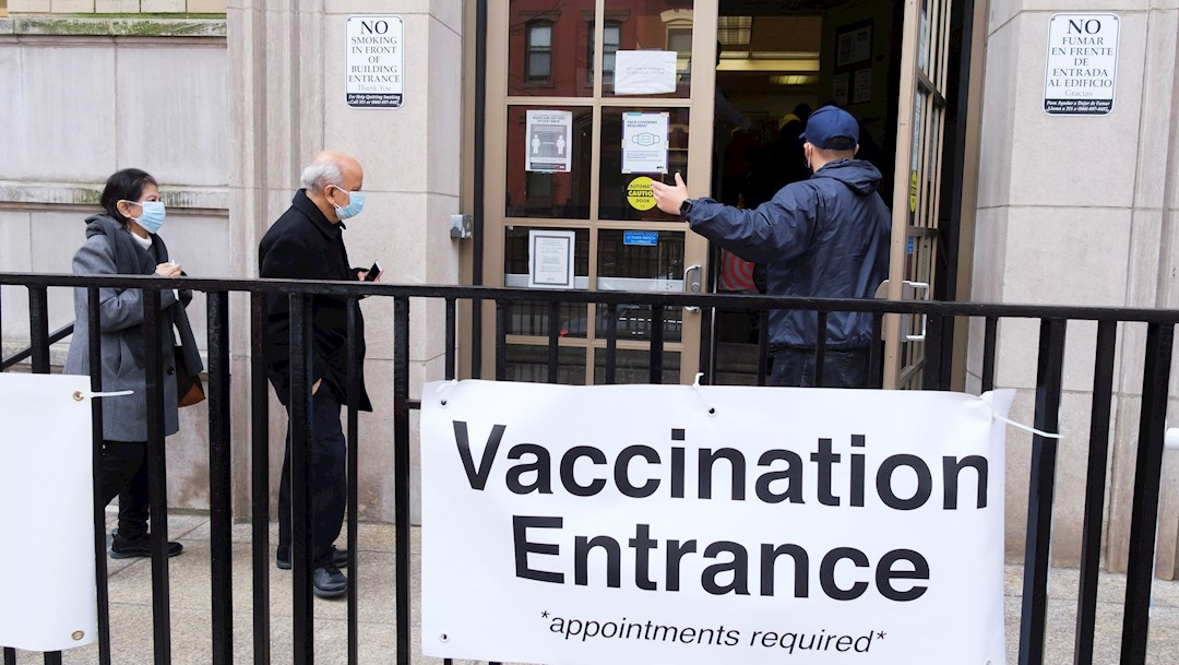 Miles de citas para la vacuna se cancelan ante la escasez de dosis en EEUU