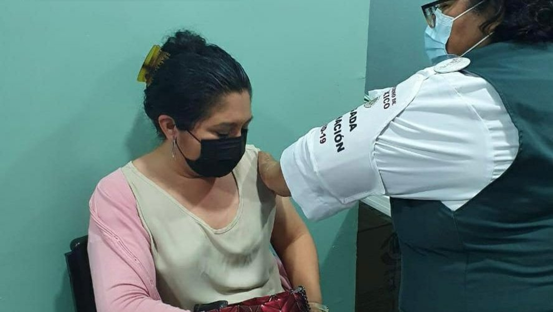 Maestros y administrativos en Campeche reciben la vacuna contra la COVID-19