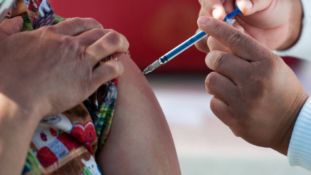 Una médica de 32 años fue hospitalizada en terapia intensiva en Nuevo León tras recibir la vacuna de Pfizer