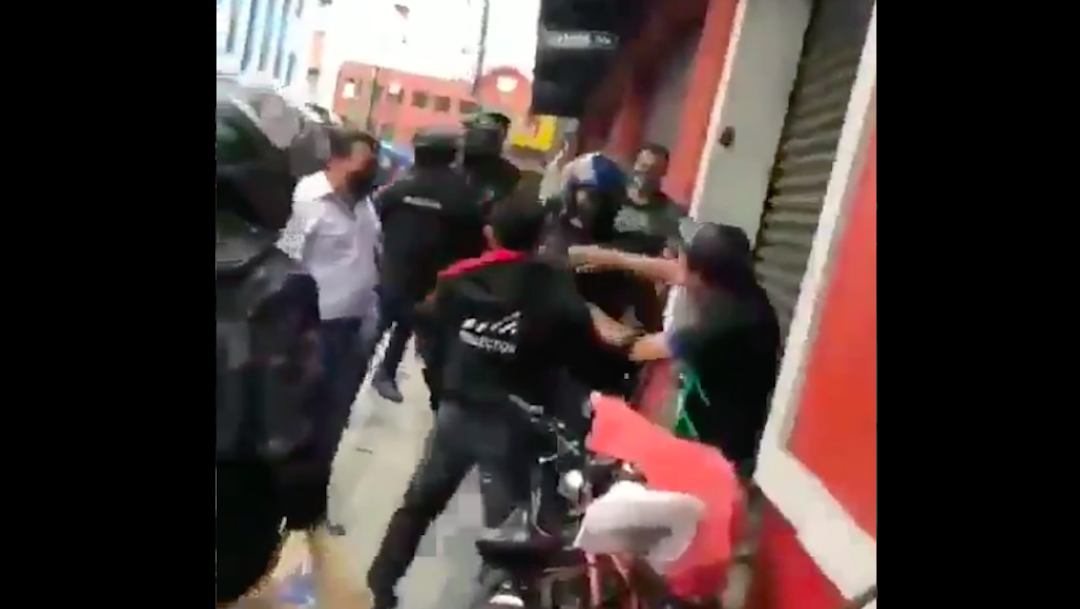 VIDEO Policía se enfrenta a golpes con comerciante en CDMX