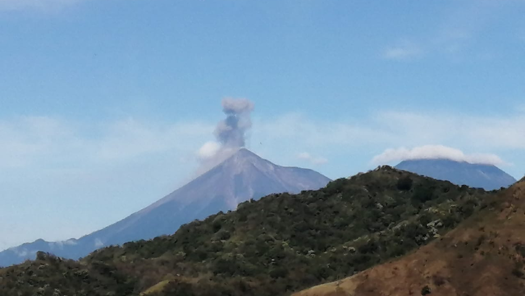 Volcán de Fuego registra explosiones moderadas a fuertes con abundante ceniza y mantiene una fumarola color gris