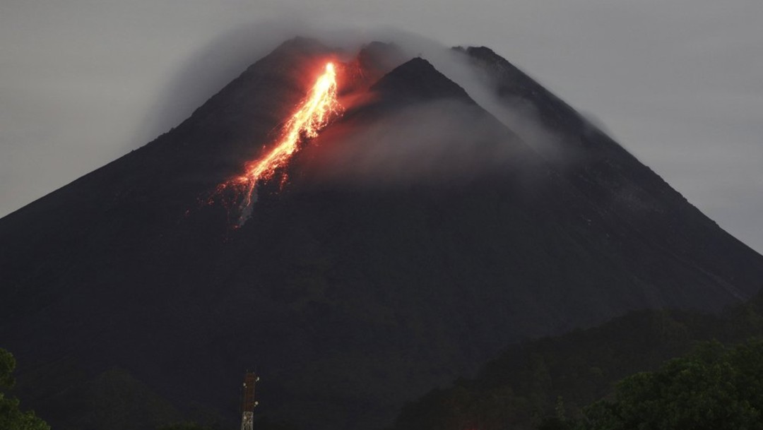 Volcán indonesio arroja río de lava en una nueva erupción