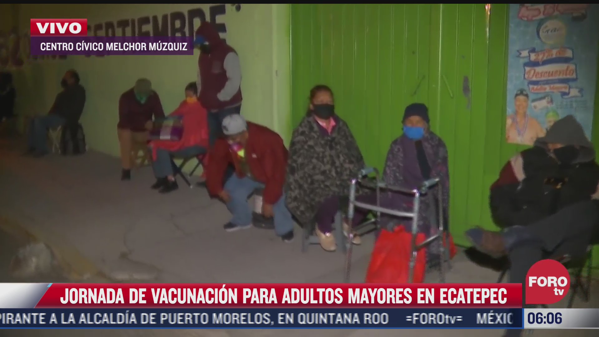 adultos mayores esperan en afuera de los centros de vacunacion en ecatepec