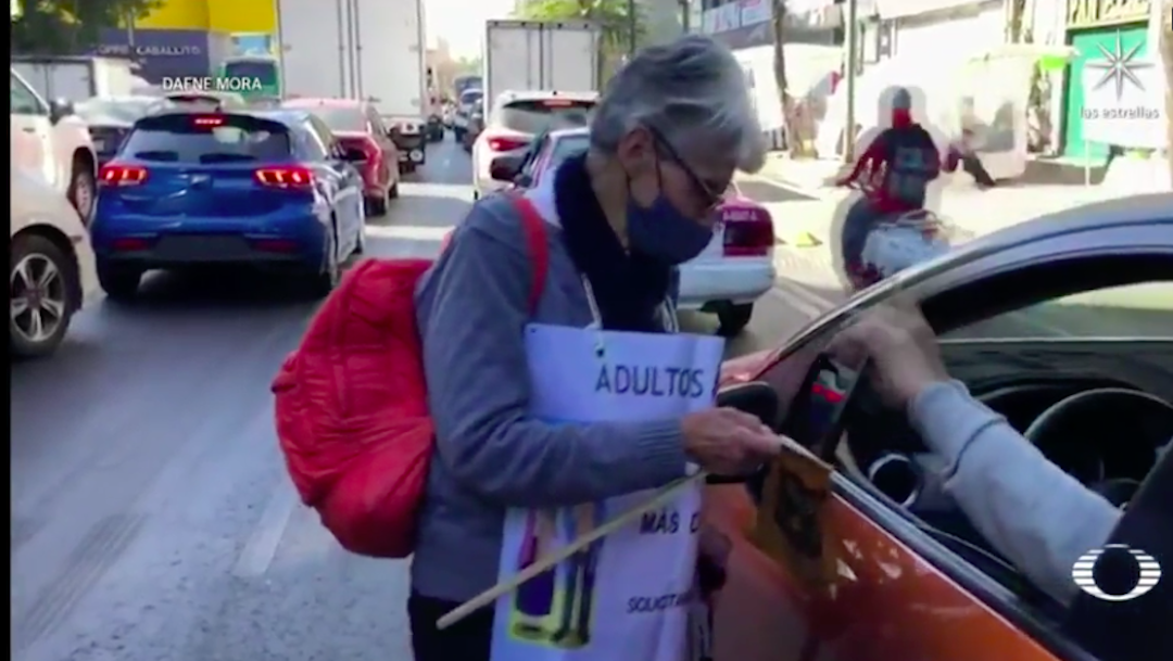 Adultos mayores, que empacaban en supermercados, piden ayuda en calles de CDMX