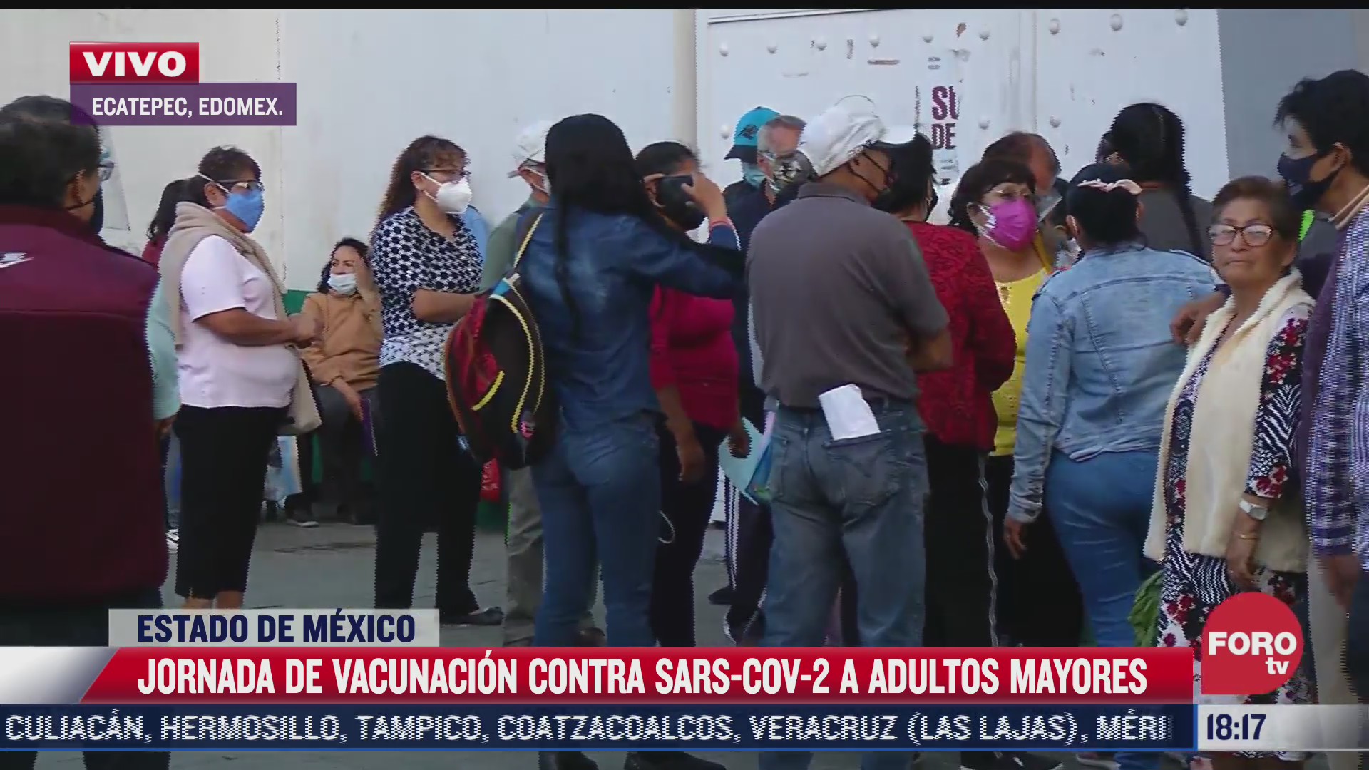 adultos mayores se niegan a retirarse de centro de vacunacion en ecatepec