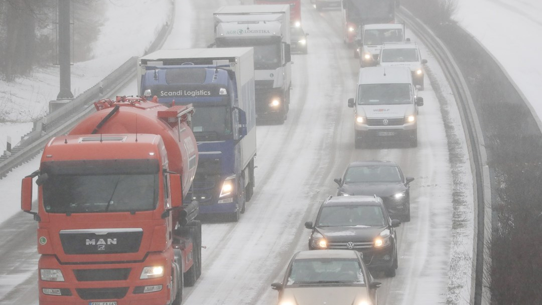 Tráfico en la autopista Autobahn A1 cubierta de nieve cerca de Prinzhoefte, en el norte de Alemania