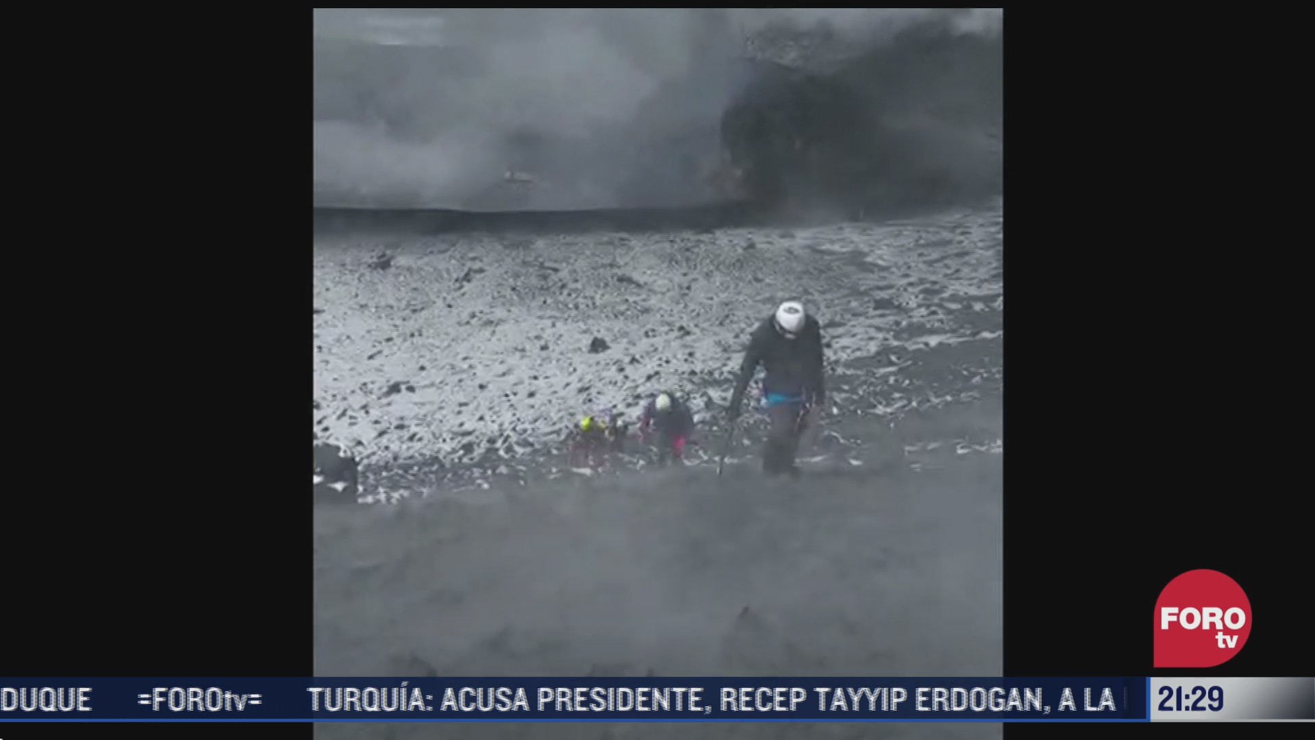 alpinistas rompen perimetro de seguridad y suben al crater del volcan popocatepetl