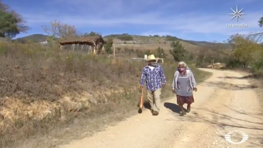 Ancianos en Oaxaca caminan hasta 40 minutos para recibir vacuna contra COVID
