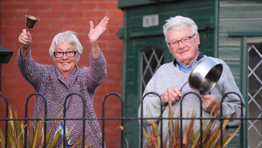 Una pareja de ancianos agita campanas y golpea un sartén en Reino Unido (Getty Images)