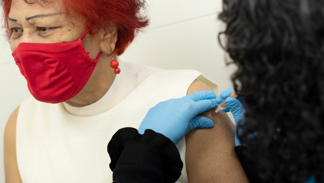 Aplicación de vacuna contra COVID-19 (Getty Images)