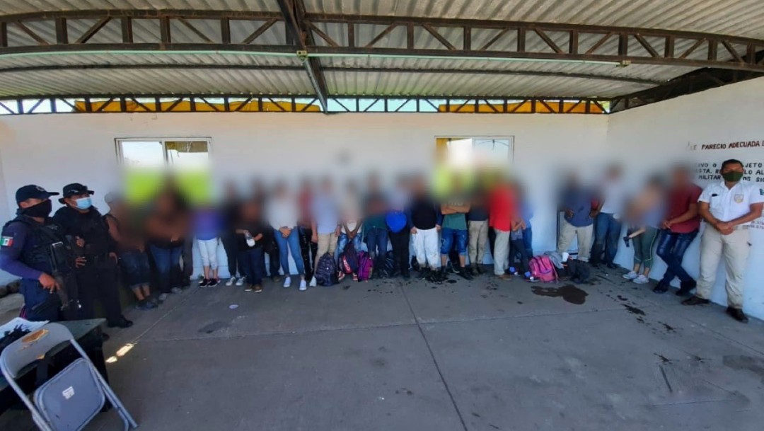 Aseguran a 64 migrantes en varios operativos en Veracruz
