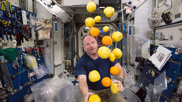 Así preparan su comida los astronautas. El alimento espacial se envasa al alto vacío
