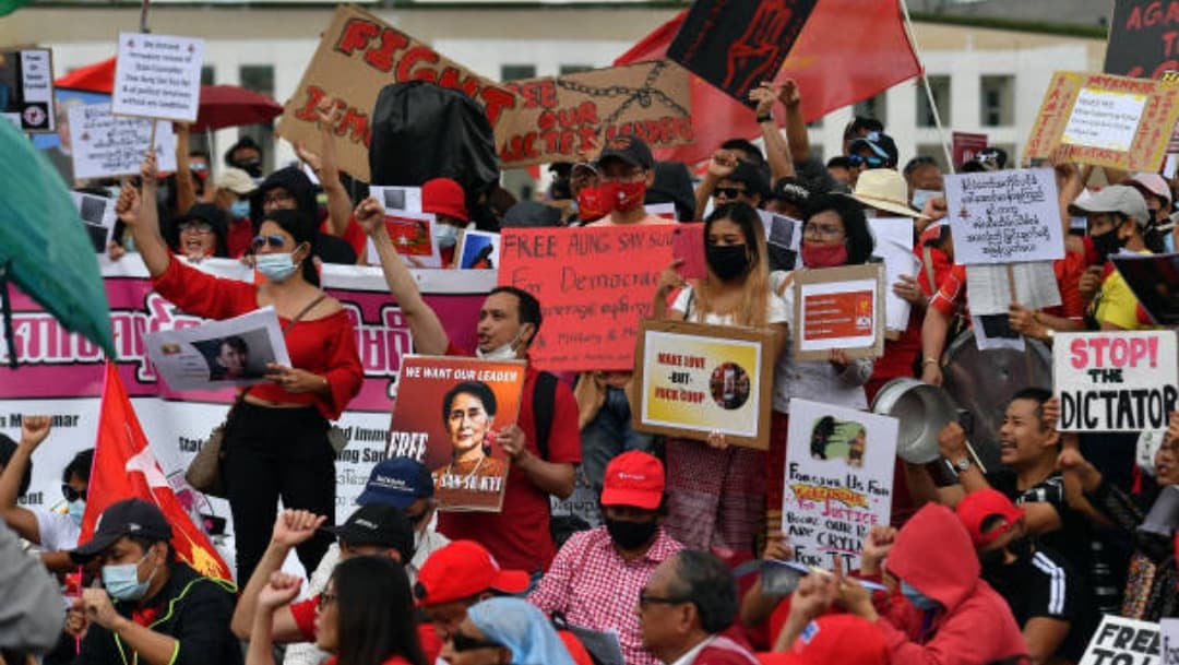 Birmanos vuelven a las calles para exigir democracia