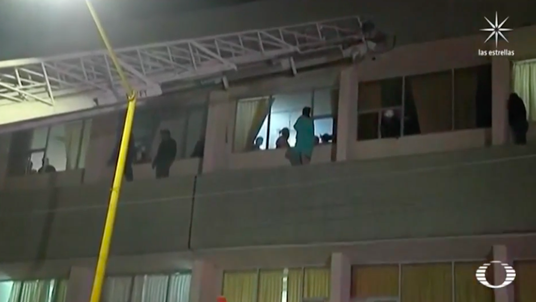 Bomberos de Saltillo rescatan a mujer que intentó arrojarse del tercer piso de un hospital