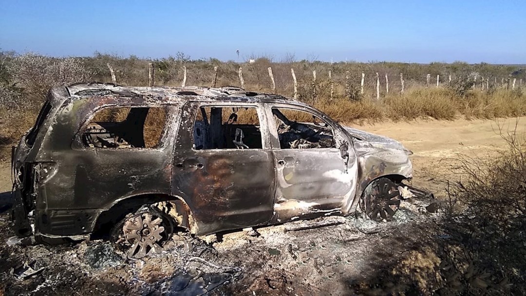 Vista de un vehículo con cuerpos calcinados hallado por la FGJ de Tamaulipas, en el municipio de Camargo