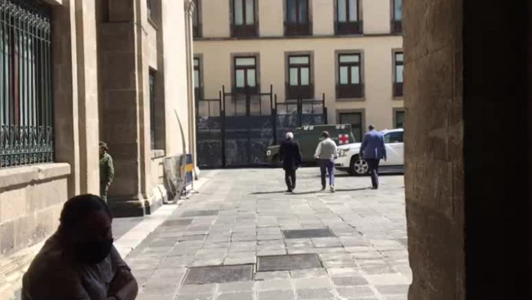 Captan a AMLO caminando en Palacio Nacional