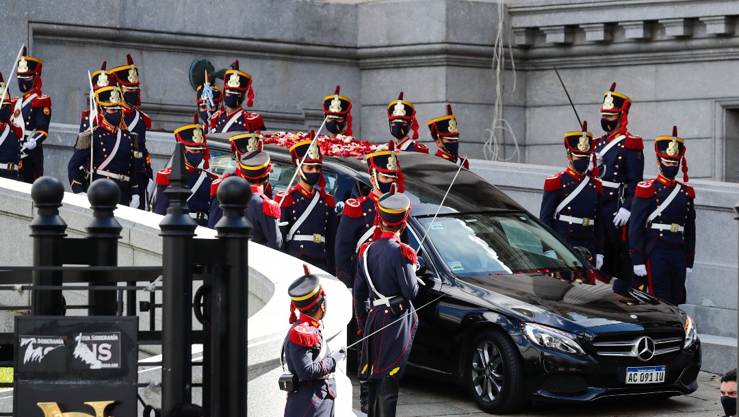 Carroza fúnebre traslada restos de Carlos Menem (Getty Images)