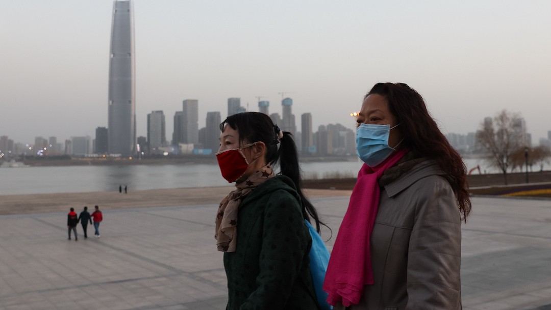 Dos mujeres camina en calles de China (Getty Images)