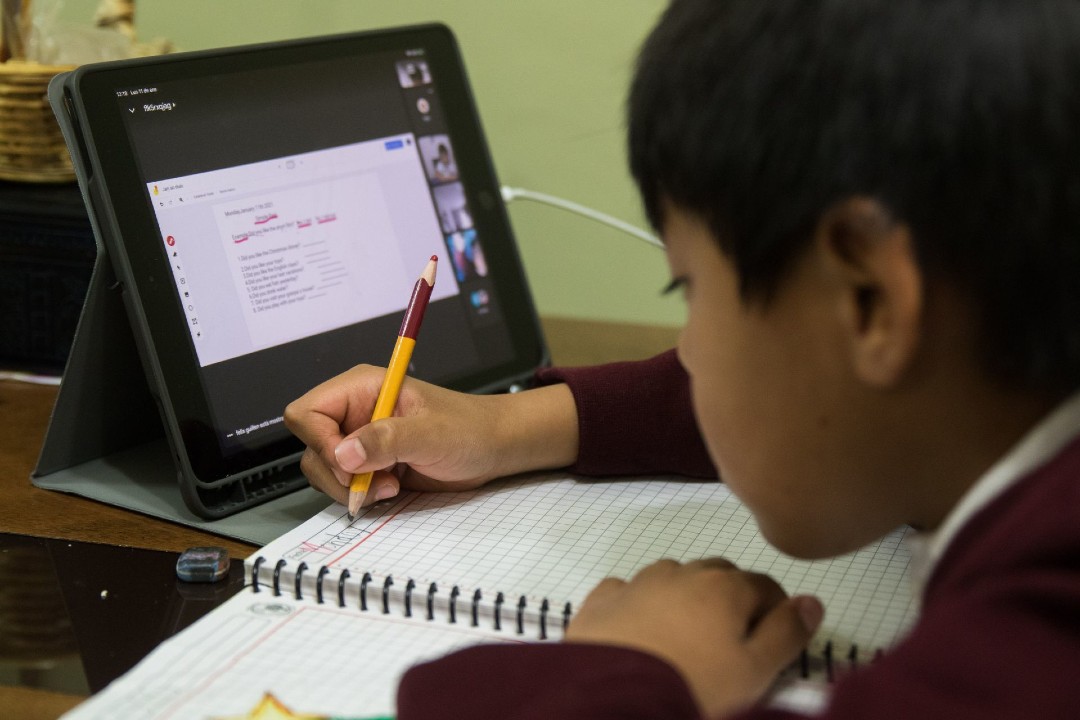 Escuela en línea une a cientos de niños migrantes a lo largo de la frontera con EEUU