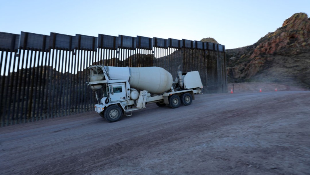 Construcción del muro fronterizo entre México y Estados Unidos