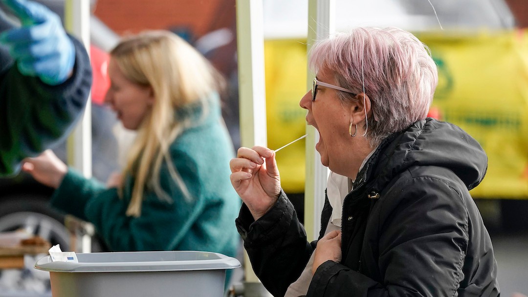 Una mujer se practica una prueba de coronavirus en Reino Unido (Getty Images)