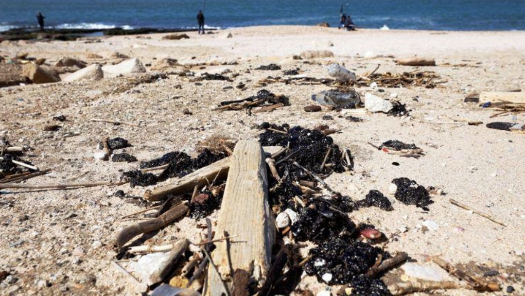 Playas de Israel se observan ennegrecidas por toneladas de alquitrán tras el derrame de crudo (Reuters)