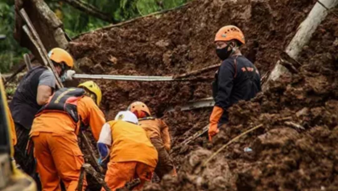 Dos muertos y 16 desaparecidos por deslizamiento de tierra en Indonesia