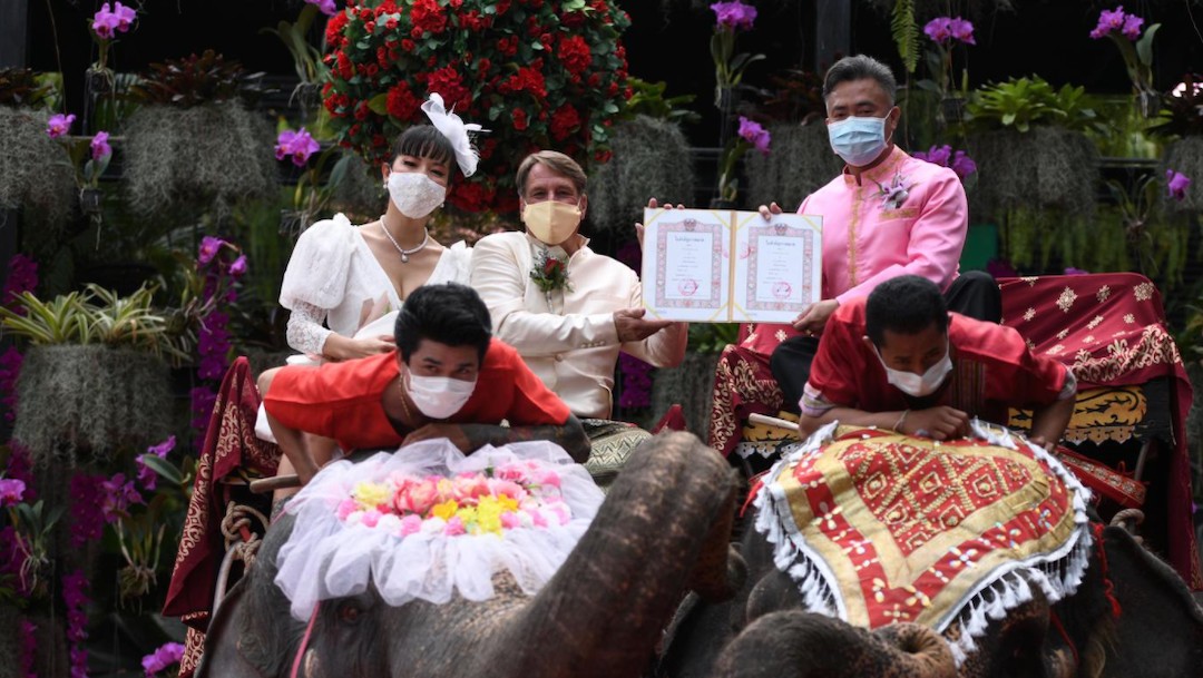 Parejas en Tailandia se casaron mientras montaban elefantes (Reuters)