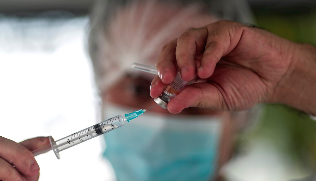 Enfermera de Brasil se contagia de covid días antes de recibir segunda vacuna