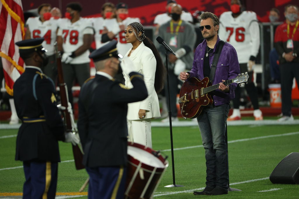 Eric Church y Jazmine Sullivan himno nacional Estados Unidos