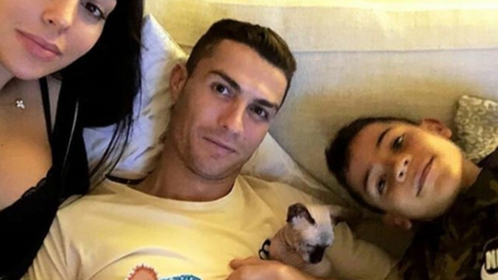 Gato de Cristiano Ronaldo es atropellado, lo trasladan en jet privado a España