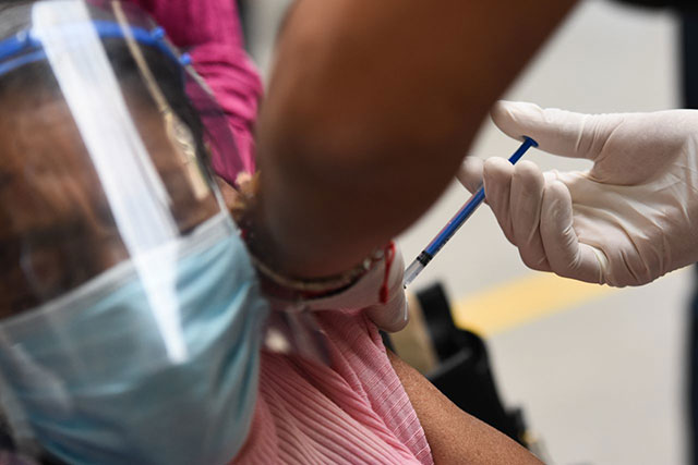 La primera jornada de vacunación contra COVID-19 en Ecatepec tuvo largas filas y horas de espera