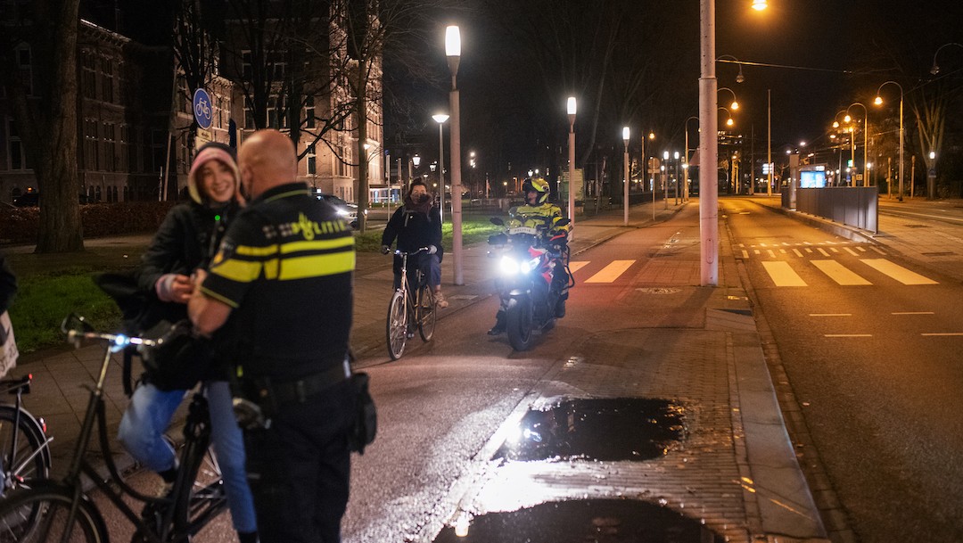 Agentes de policía informan a la gente sobre el toque de queda en Ámsterdam, Holanda (Getty Images)